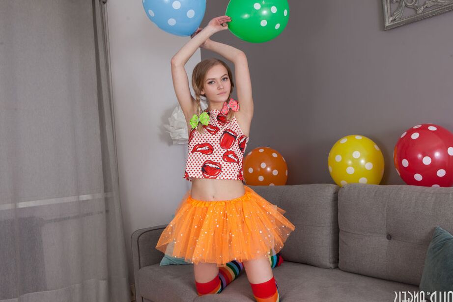 20P A jovem magra Lili segura um balão antes de ficar totalmente nua