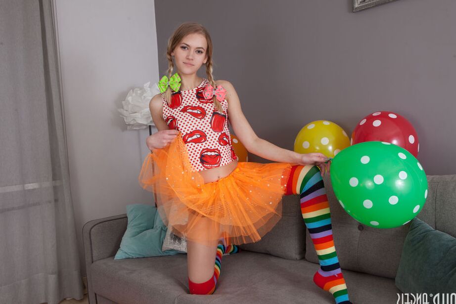 20P A jovem magra Lili segura um balão antes de ficar totalmente nua