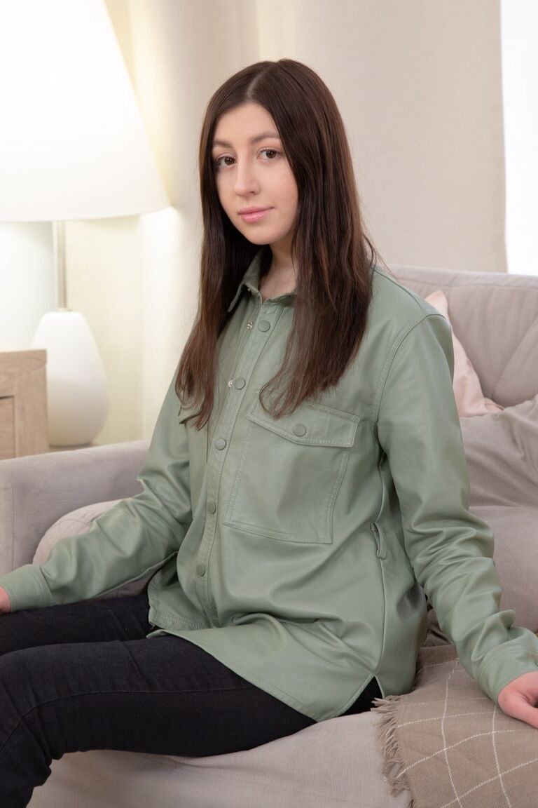 21P Rin White, une jeune aux petits seins, baise la bite de son homme et prend une éjaculation faciale
