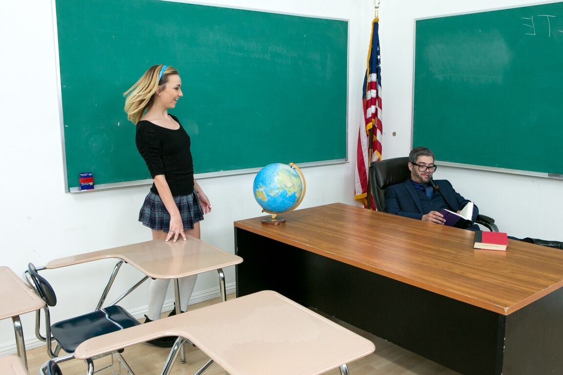 15P A estudante Carmen Callaway seduz sua professora com meias brancas OTK