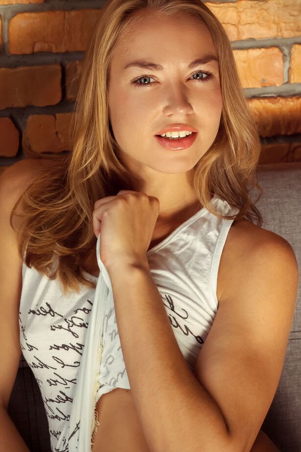 18P A linda adolescente Sheila Sun modela um vestido preto antes de ficar nua no sofá
