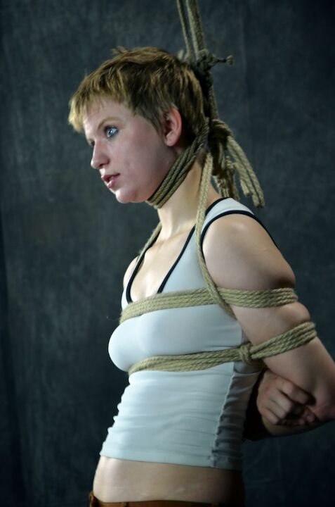 16P La jolie teen Alani Pi vit ses fantasmes de bondage aux mains d'Elise Graves