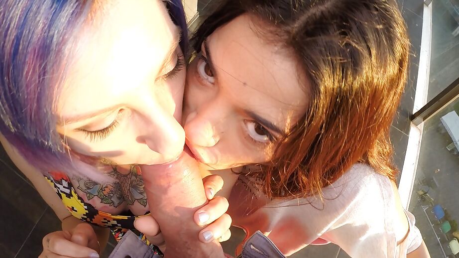 16P Apolonia et Penelope Cum, filles européennes vêtues, donnent une énorme bite en désordre, double BJ