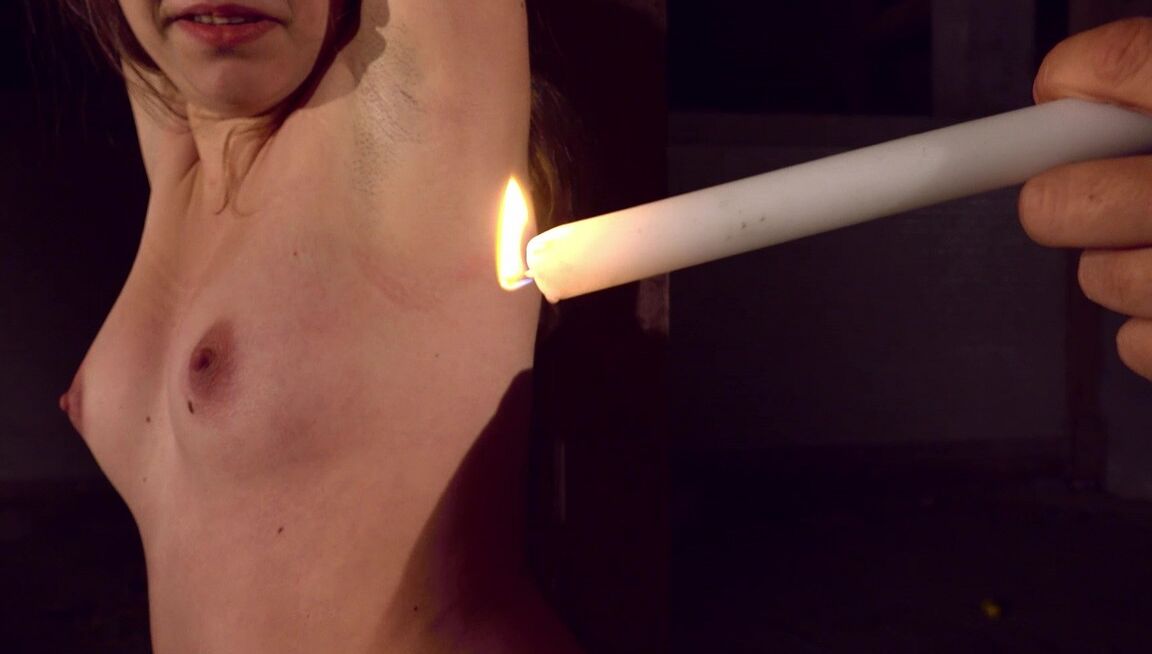 17P La adolescente con el manguito peludo Fira Ventura le hace una mamada a su amo después de ser torturada