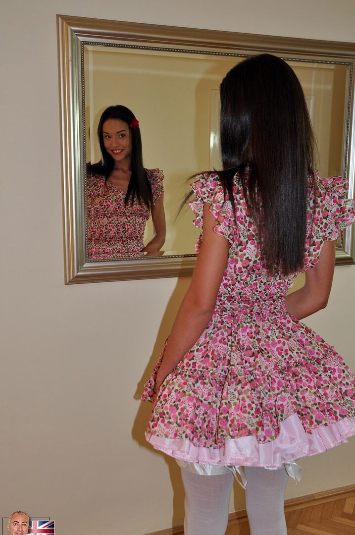 15P Morena dez vestidos com vestido de babados e meias para foder um velho