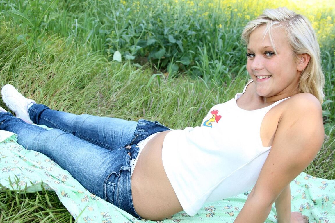 16P Super geiler Teenager mit goldenen Haaren vergnügt sich beim Picknick