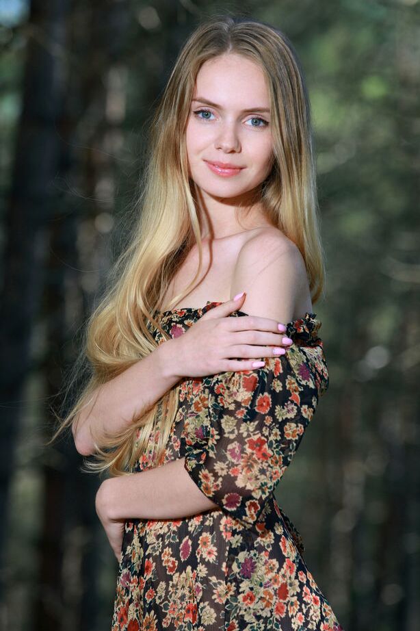 18P A linda adolescente Honey Liz faz ótimas poses nuas em uma floresta madura