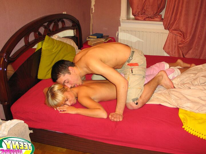 16P Teeny Lovers follando con una rubia caliente