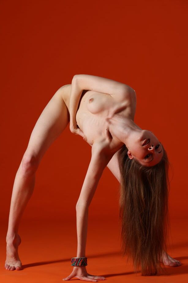 18P Annett A, une jeune acrobatique et sexy, s'étire nue avec de minuscules seins.