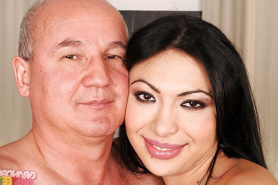 16P La sexy adolescente Samy Omidee follada en el coño y llena de leche por un anciano
