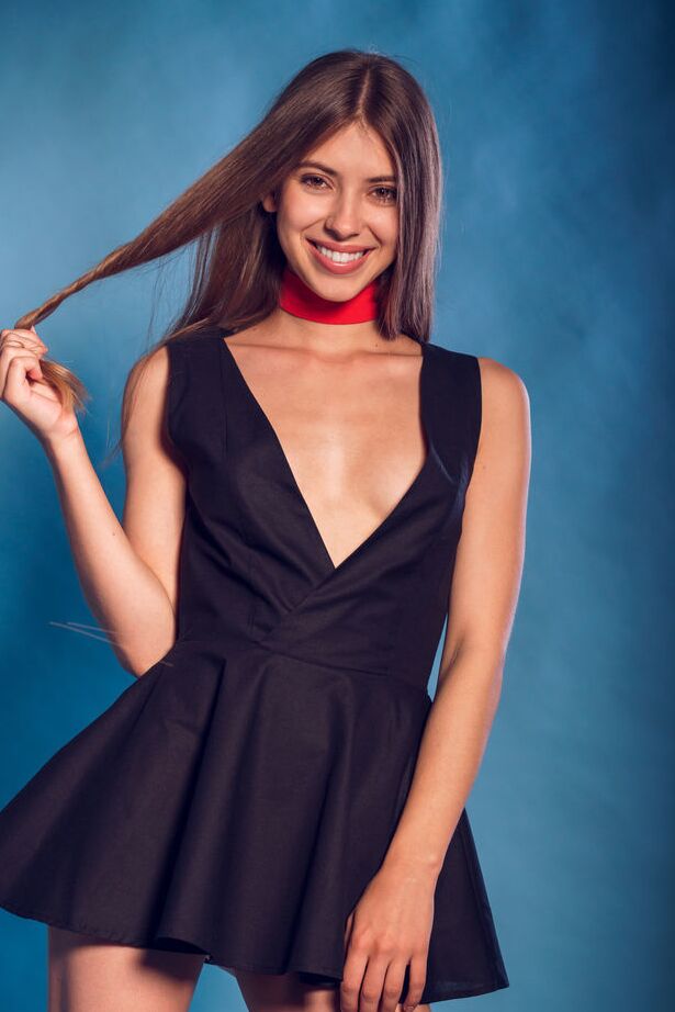 18P La belle jeune Avery joue avec ses cheveux longs tout en se déshabillant totalement