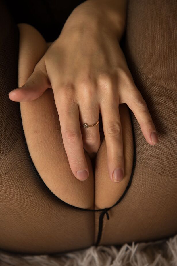 16P La sexy adolescente Veronica Snezna juega juegos de auto bondage en pantimedias rotas