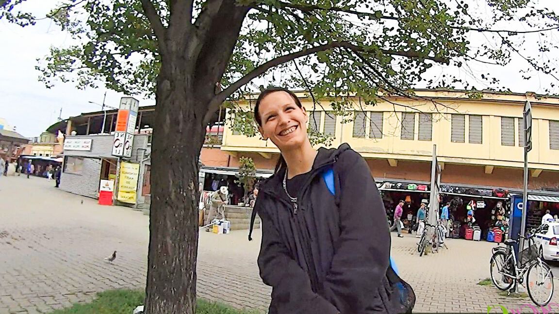 16P Garota Slim em público faz sexo com estranho