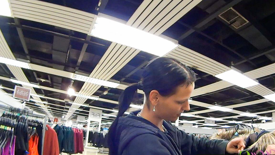 16P Garota Slim em público faz sexo com estranho
