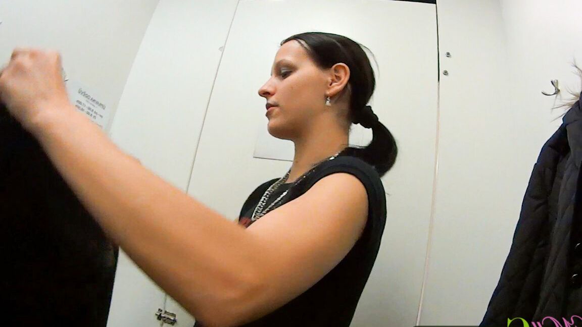 16P Garota Slim em público faz sexo com estranho