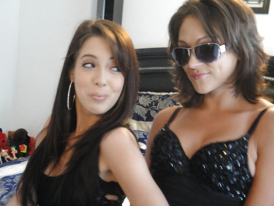 16P Garotas adolescentes com bundas gostosas Allison e Roxy posando de calcinha sexy