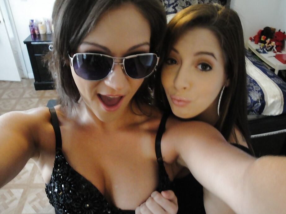 16P Garotas adolescentes com bundas gostosas Allison e Roxy posando de calcinha sexy