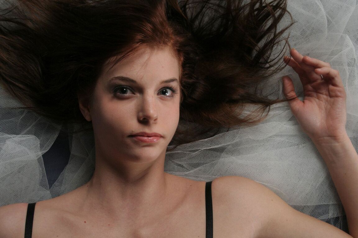 17P Solo girl with a pretty face and smile removes her clothes in a teasing way