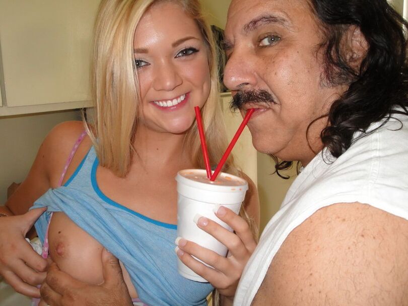 10P A jovem loira Jessie Andrews esfrega esperma no peito depois de foder um velho