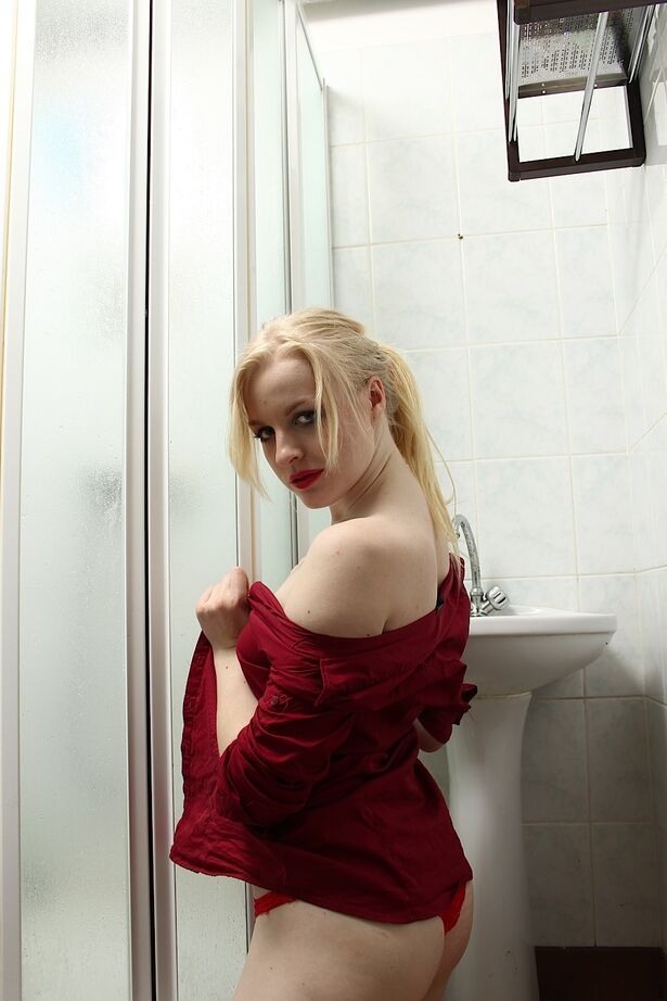 16P Rubia amateur bella lei mostrando su esbelto cuerpo en el suelo del baño