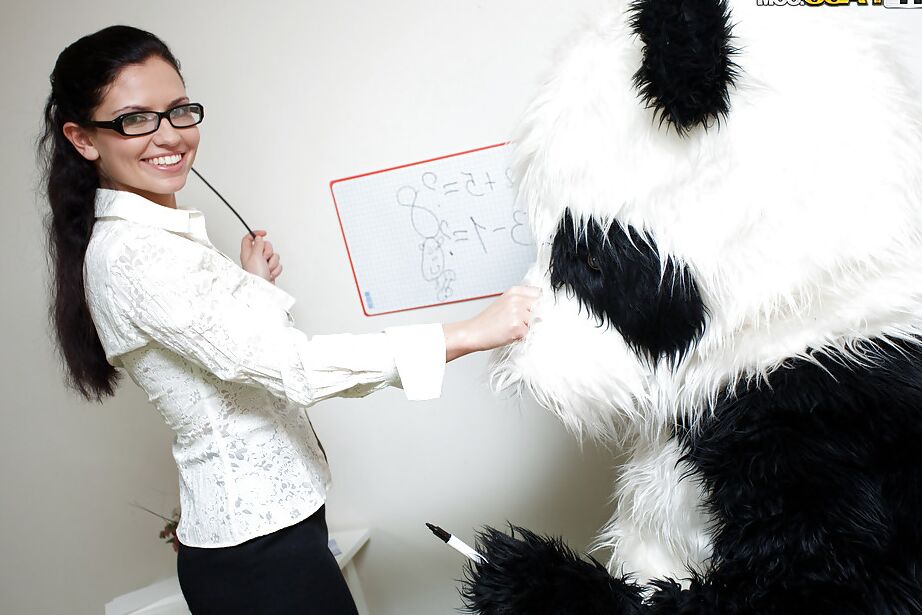 16P Une adolescente coquine à lunettes s'amuse avec son jouet panda