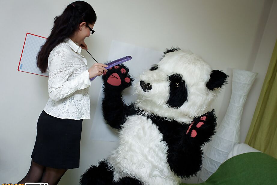 16P Une adolescente coquine à lunettes s'amuse avec son jouet panda