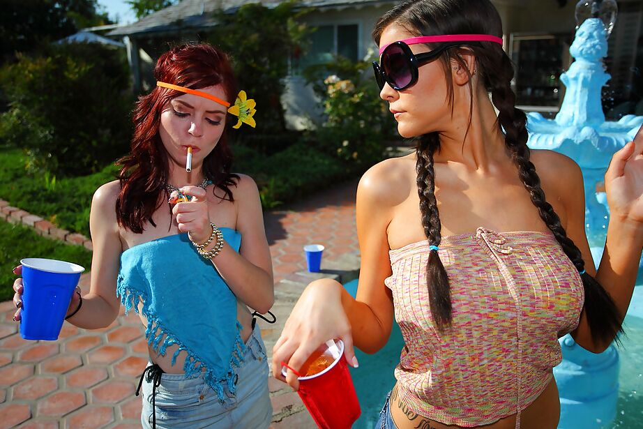 16P Las jóvenes Jessie y Cindy se desnudan en una fiesta al aire libre
