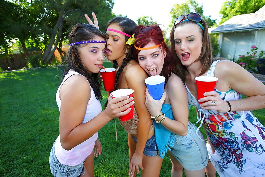 16P Las jóvenes Jessie y Cindy se desnudan en una fiesta al aire libre