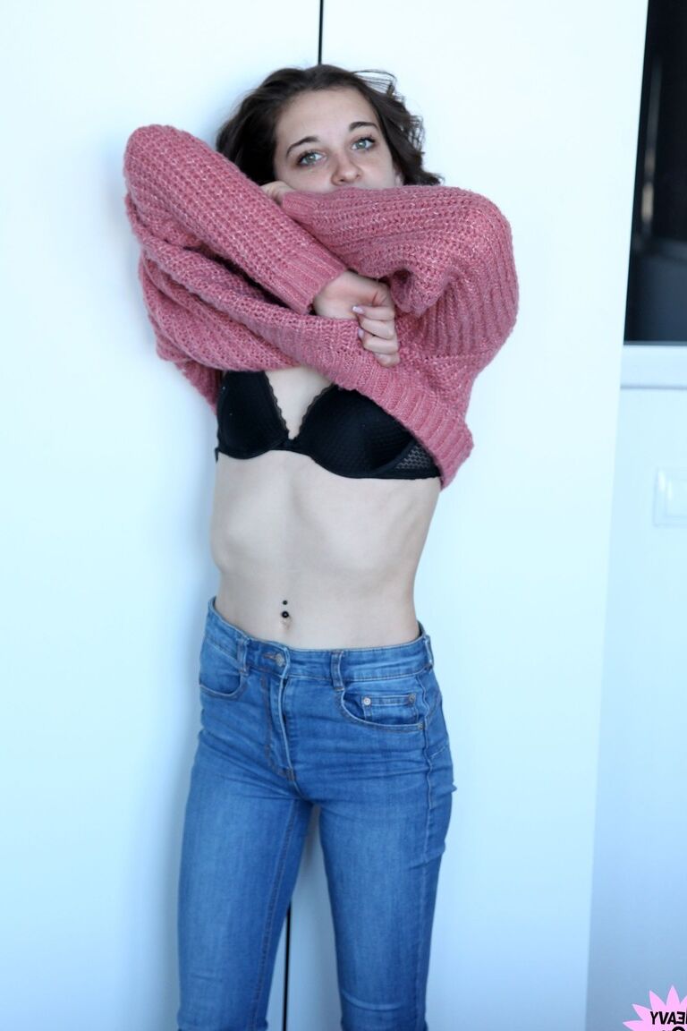16P Anita Teen, une fille à peine majeure, se tient nue pour son premier concert nu.