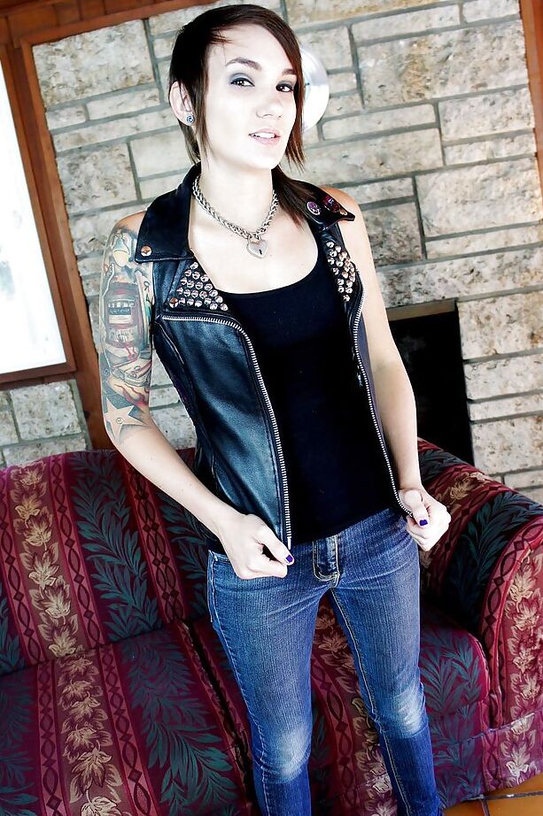16P A estrela pornográfica de cabelos curtos Nikki Hearts posando totalmente vestida com jeans