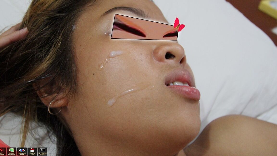 15P Petite adolescente Kikai fica nua para mostrar seus peitos minúsculos e arbusto peludo