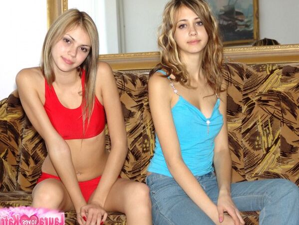 15P Teenage hottie teens showing their nice assets
