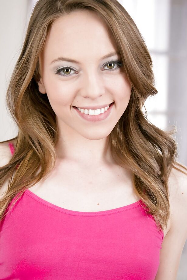 16P Aubrey Star, une adolescente amateur, joue avec son vagin serré.