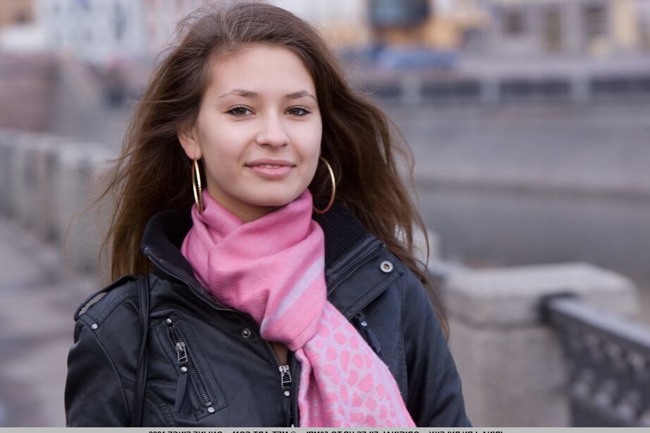 18P Dulce jovencita muestra su estrecho coño después de un paseo por la ciudad vieja