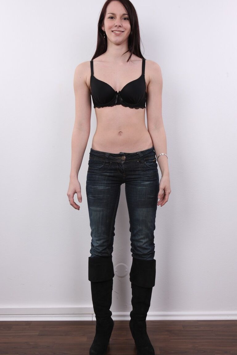 20P Girl Next Door Type enlève tous ses vêtements et ses bottes pour ses premiers nus