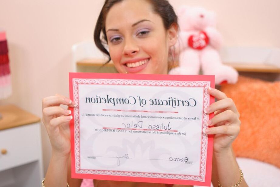 16P A jovem morena Julissa ganha seu diploma de vagabunda depois de uma foda e um faclal