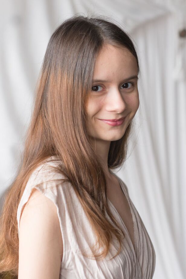 16P Das dünne junge Mädchen Eiby Shine zeigt ihre rasierte Fotze, nachdem sie sich nackt ausgezogen hat