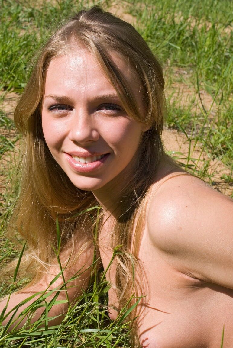 17P Solo-Mädchen mit langen blonden Haaren und frechen Titten posiert nackt auf einer Lichtung