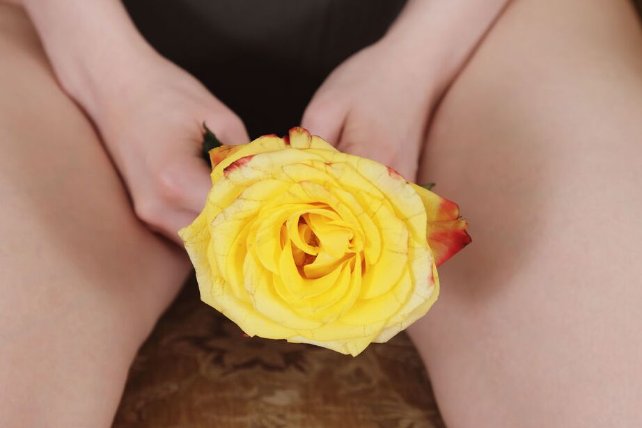 16P La pelirroja pálida Jia Lissa se burla de su coño en la pista de aterrizaje con una rosa amarilla