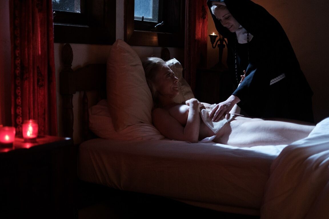 19P Les pécheurs religieux Seren Siren et Mona Wales s'embrassent et baisent dans un lieu saint