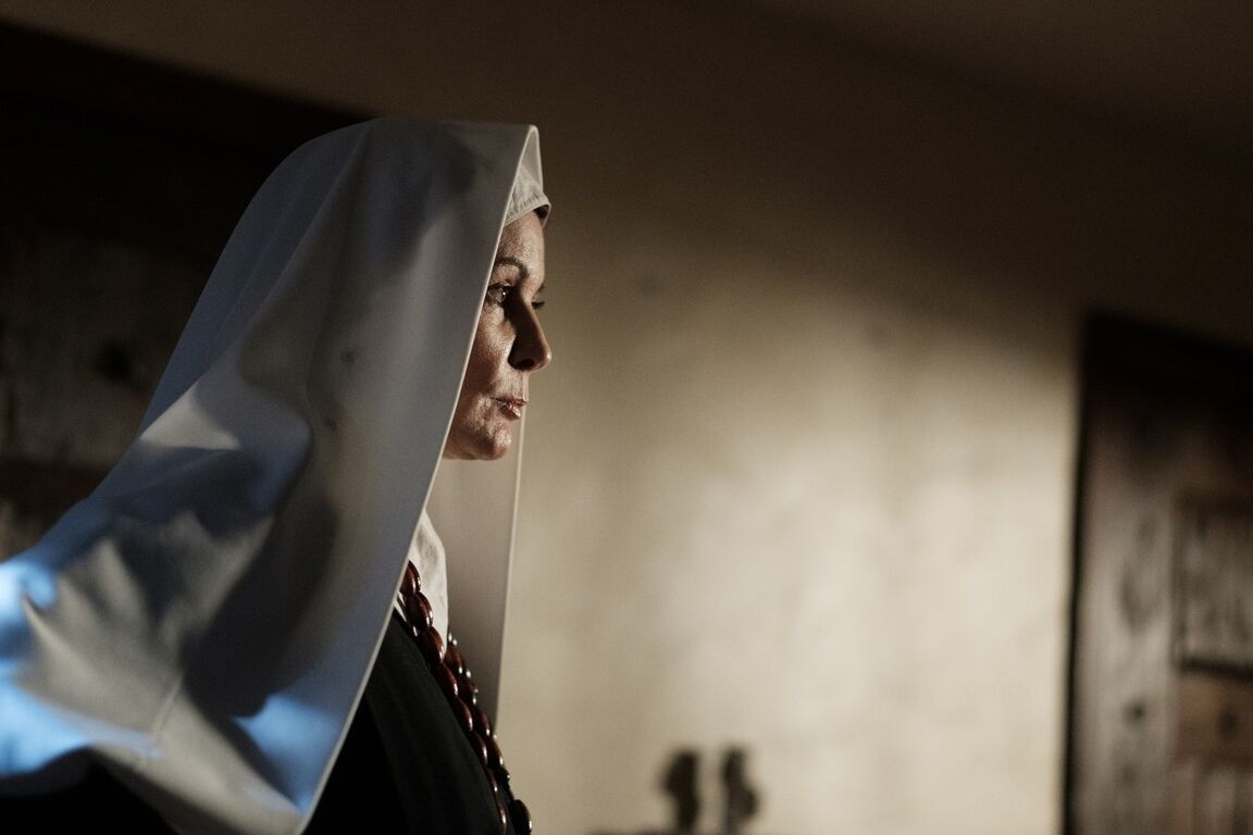 19P Les pécheurs religieux Seren Siren et Mona Wales s'embrassent et baisent dans un lieu saint