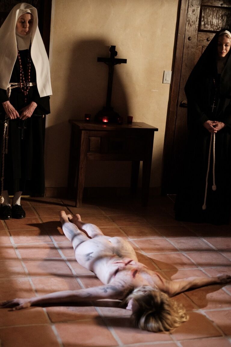 19P Les pécheurs religieux Seren Siren et Mona Wales s'embrassent et baisent dans un lieu saint
