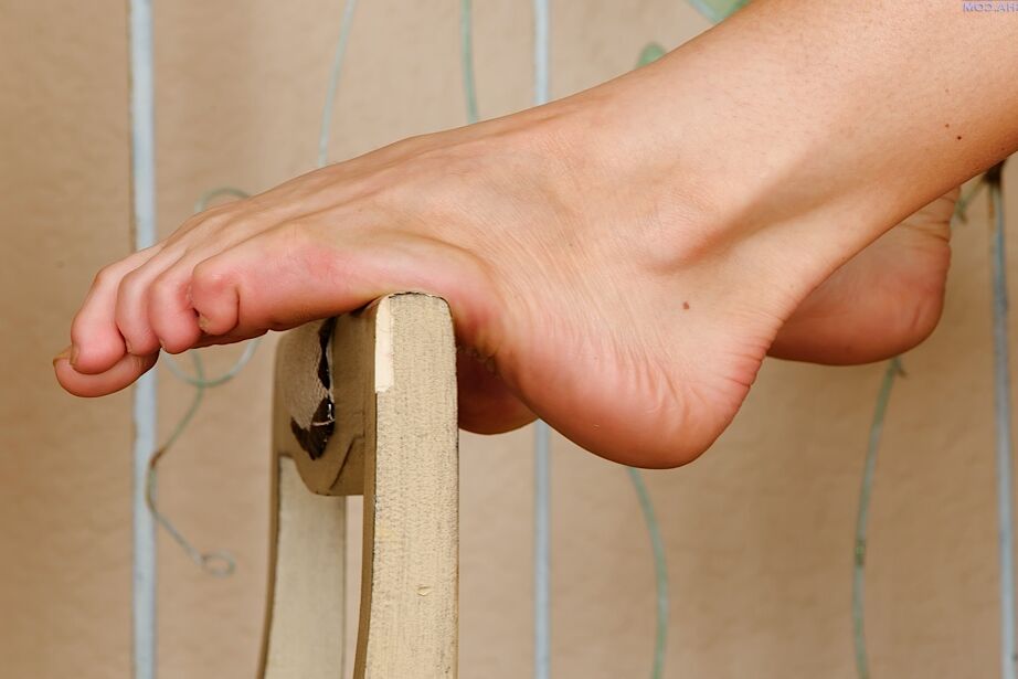 16P Bombasse blonde aux longues jambes avec des pieds sexy se déshabillant et taquinant son pot de miel