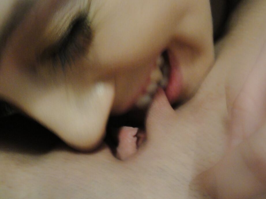 16P Allison Banks et Roxy Love, jeunes amatrices latinas, s'embrassent avant le sexe oral