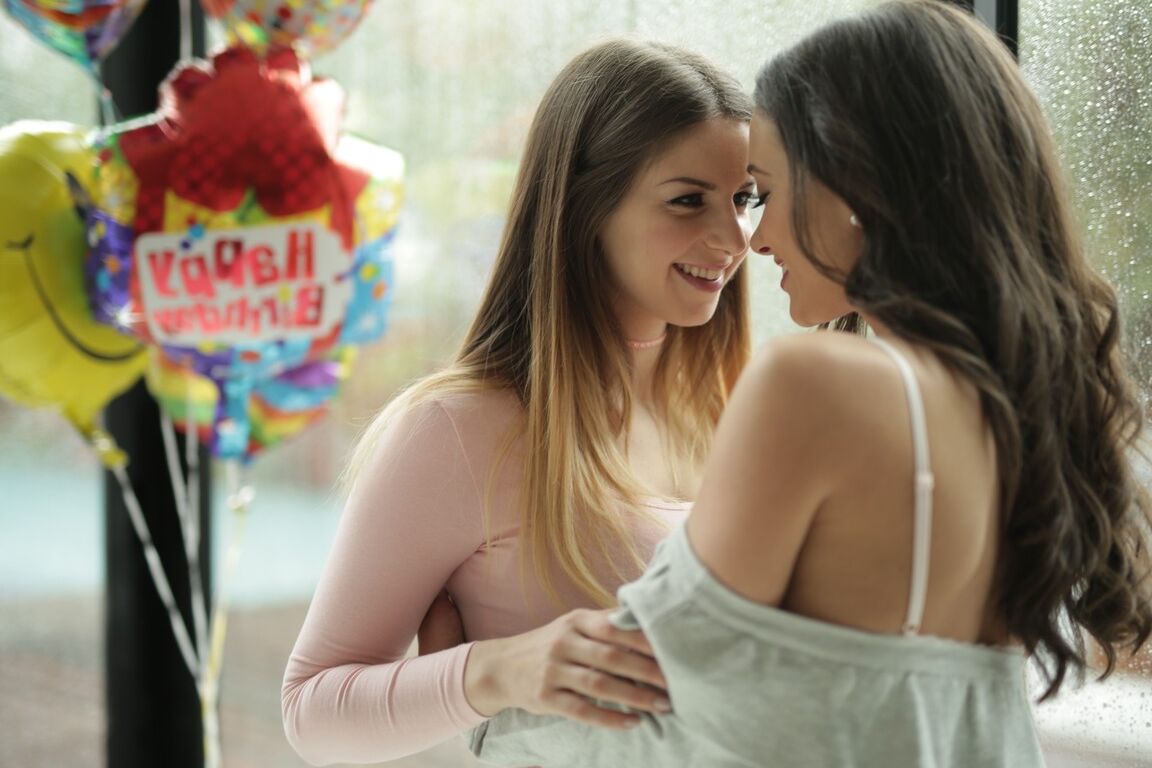 20P Les lesbiennes naghty Stella Cox et Gia Paige embrassent et font plaisir à leurs savoureuses chattes