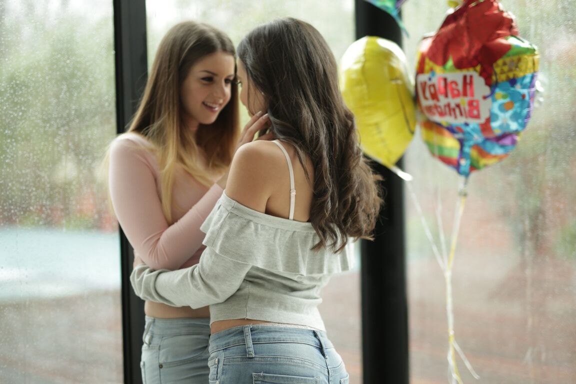 20P Les lesbiennes naghty Stella Cox et Gia Paige embrassent et font plaisir à leurs savoureuses chattes