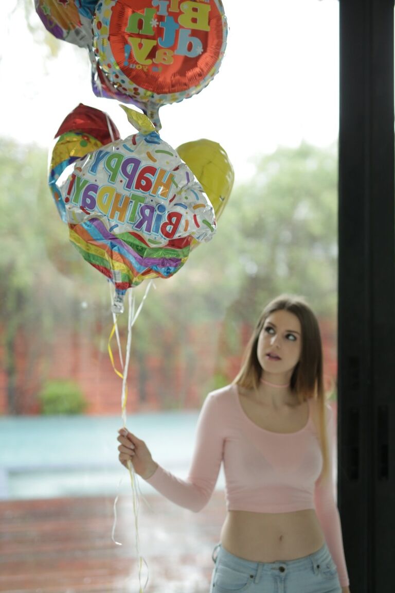 20P Les lesbiennes naghty Stella Cox et Gia Paige embrassent et font plaisir à leurs savoureuses chattes