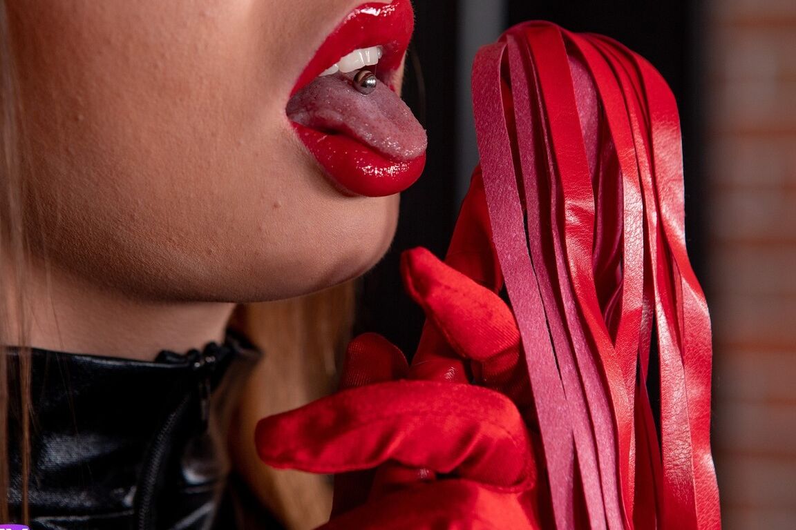 16P Hot babe puts on black catsuit to brighten the day with a solo orgasm on the