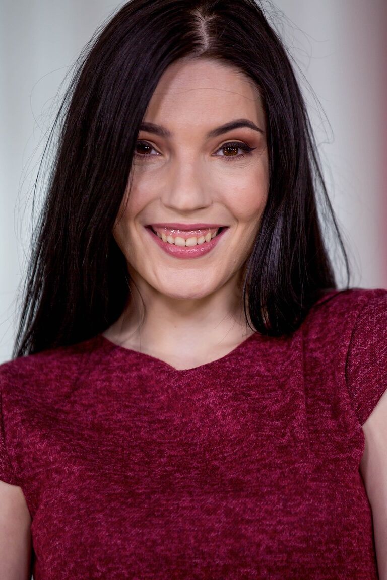 18P La joven belleza morena Mia Evans se desnuda a tope antes de tocarse la vagina