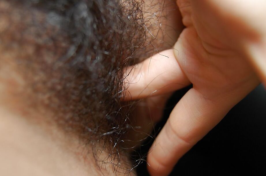 16P Adolescente asiático fodível com arbusto peludo se diverte dedilhando a buceta e vibrando